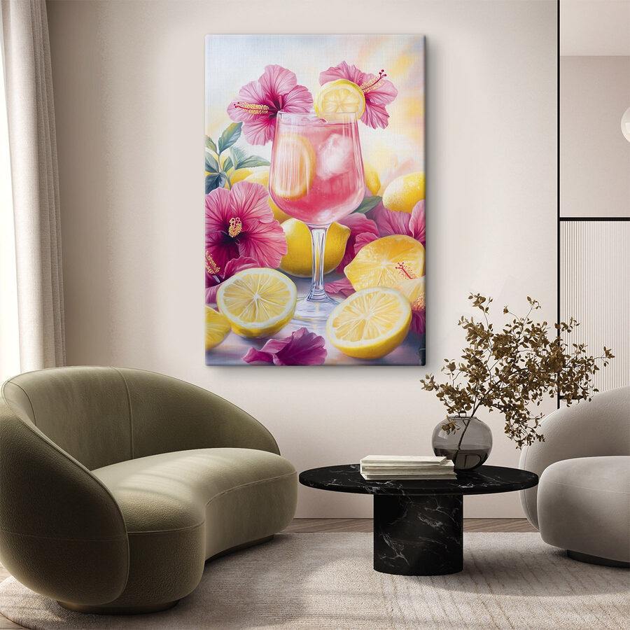 Verre de boisson rose avec citrons et fleurs