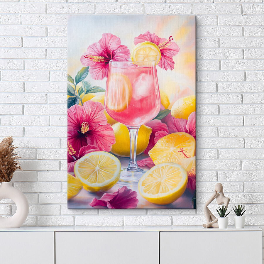Verre de boisson rose avec citrons et fleurs