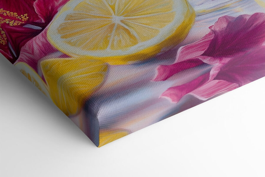 Verre de boisson rose avec citrons et fleurs