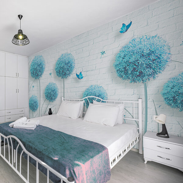 Papier peint avec des fleurs bleues et des papillons Papier peint avec des fleurs bleues et des papillons