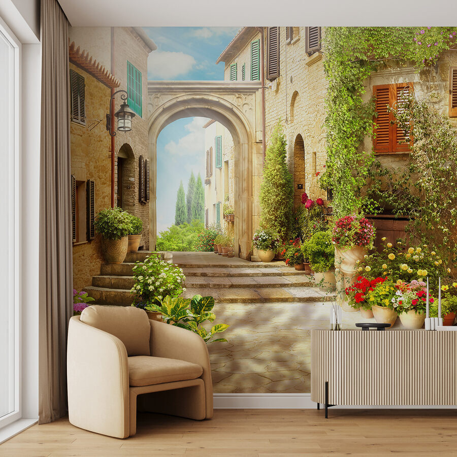 Bâtiment en pierre avec une porte et un portail avec des plantes en pots