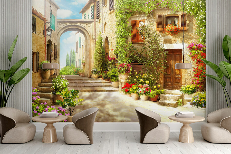 Bâtiment en pierre avec une porte et un portail avec des plantes en pots