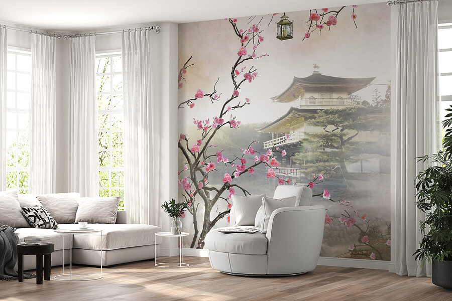 Arbre avec des fleurs roses et un bâtiment en arrière-plan