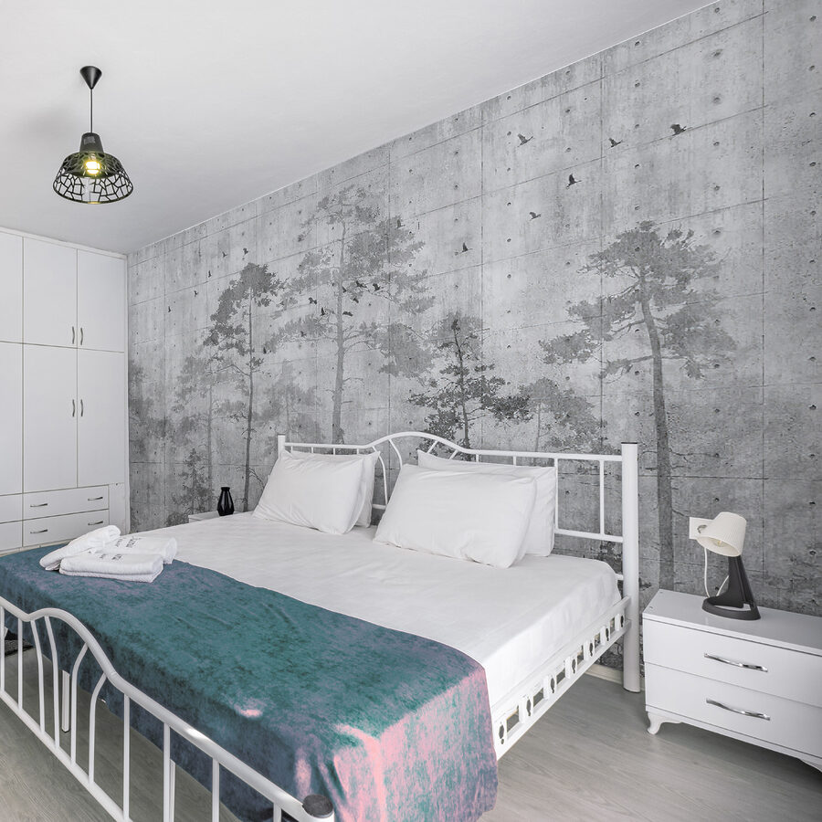 Mur gris avec arbres et oiseaux