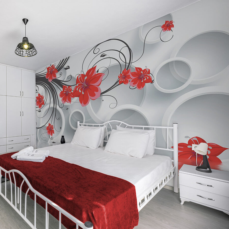 Papier peint avec des fleurs rouges et des cercles blancs