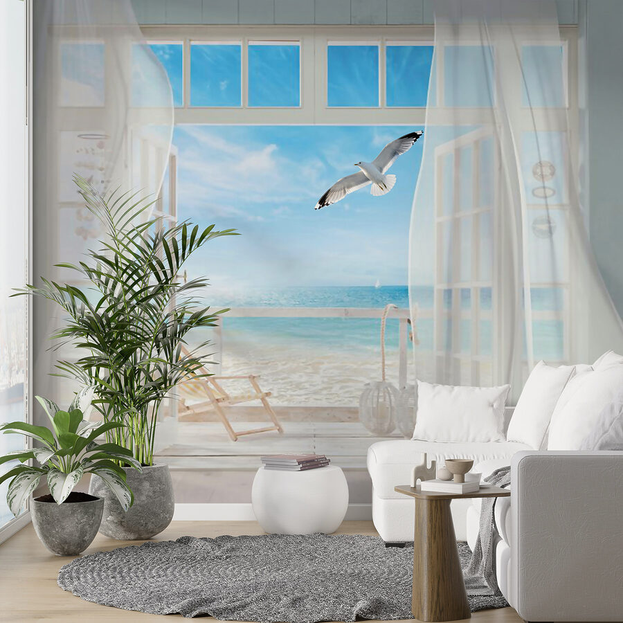Vue d'une plage depuis une chambre avec un oiseau qui la survole