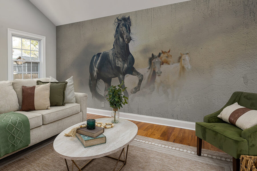 Cheval noir courant dans le vent