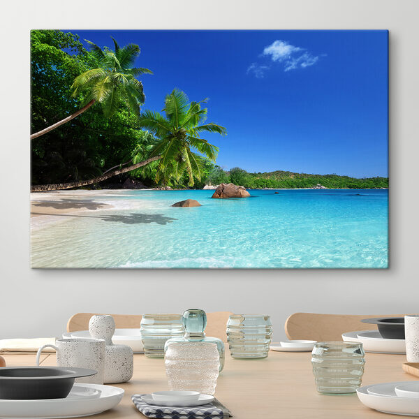 Une plage avec des palmiers et de l'eau bleue Une plage avec des palmiers et de l'eau bleue
