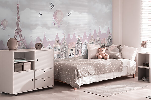 Paysage urbain rose et blanc avec des ballons roses et des oiseaux en vol Paysage urbain rose et blanc avec des ballons roses et des oiseaux en vol