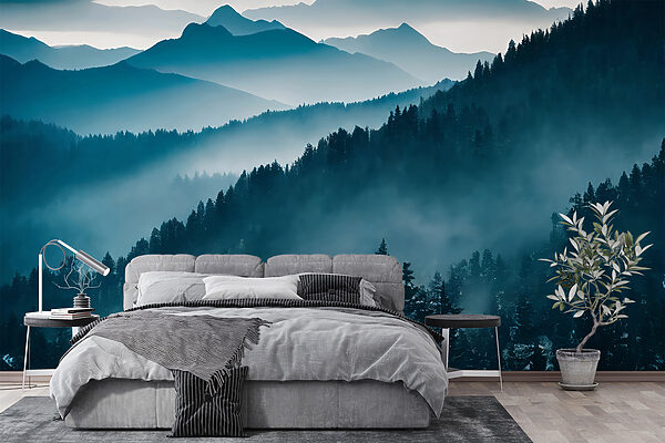 Chaîne de montagnes avec arbres et brouillard Chaîne de montagnes avec arbres et brouillard