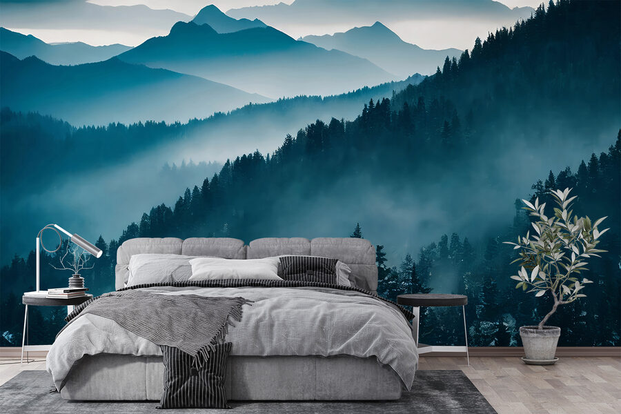 Chaîne de montagnes avec arbres et brouillard