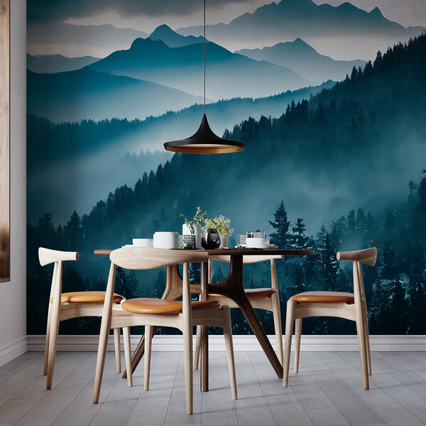 Chaîne de montagnes avec arbres et brouillard Chaîne de montagnes avec arbres et brouillard