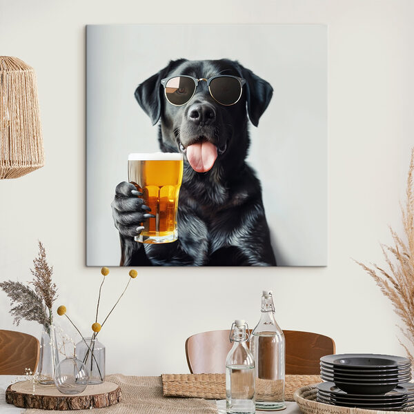 Chien portant des lunettes de soleil et tenant un verre de bière Chien portant des lunettes de soleil et tenant un verre de bière