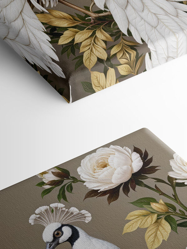 Couple de paons blancs sur une branche avec des fleurs Couple de paons blancs sur une branche avec des fleurs