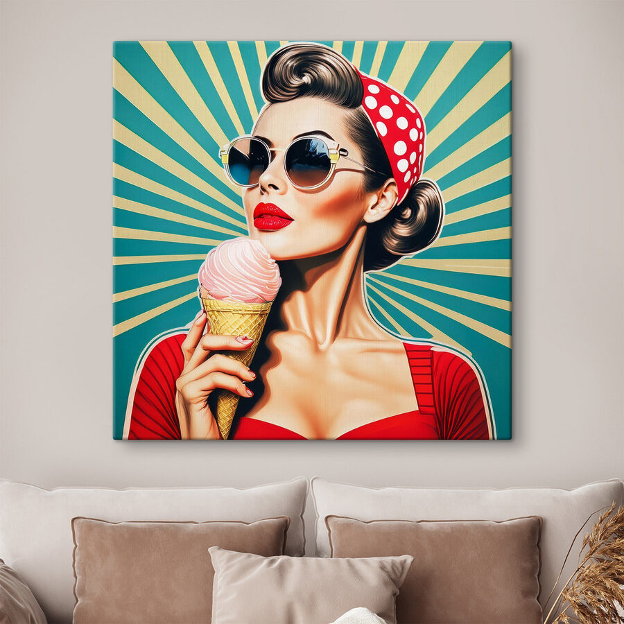 Femme tenant un cornet de glace