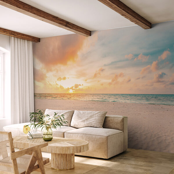 Une plage de sable avec des vagues et un coucher de soleil Une plage de sable avec des vagues et un coucher de soleil