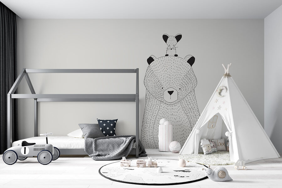 Un ours avec une souris sur le dos