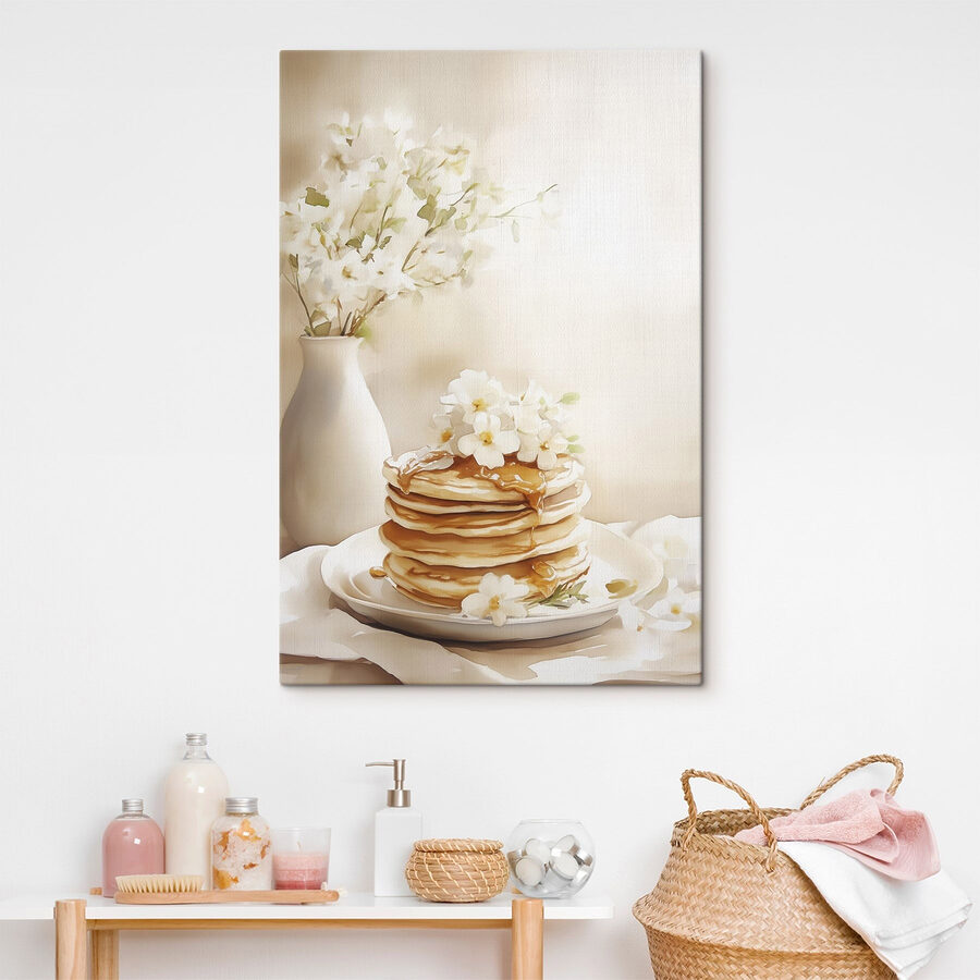 Pile de crêpes avec des fleurs sur le dessus