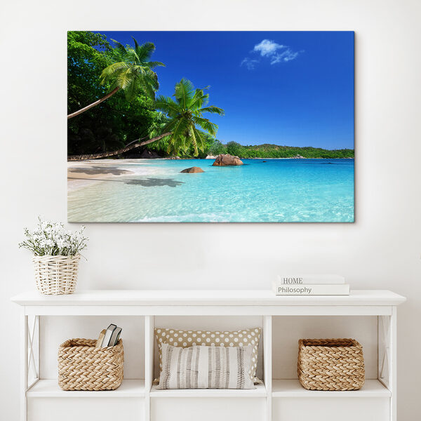 Une plage avec des palmiers et de l'eau bleue Une plage avec des palmiers et de l'eau bleue