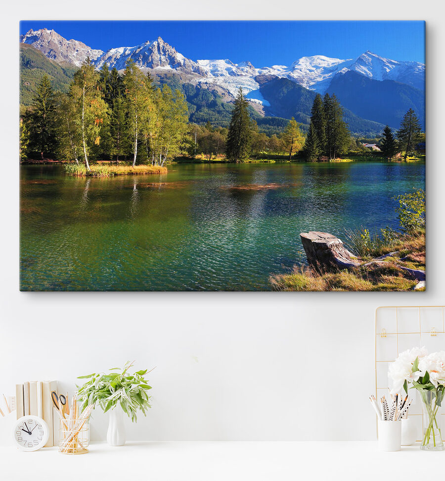 Un lac entouré d'arbres et de montagnes Un lac entouré d'arbres et de montagnes