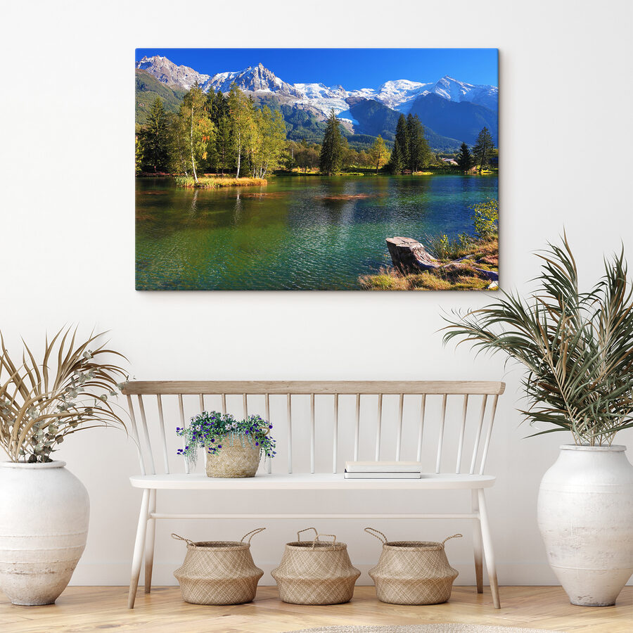 Un lac entouré d'arbres et de montagnes Un lac entouré d'arbres et de montagnes