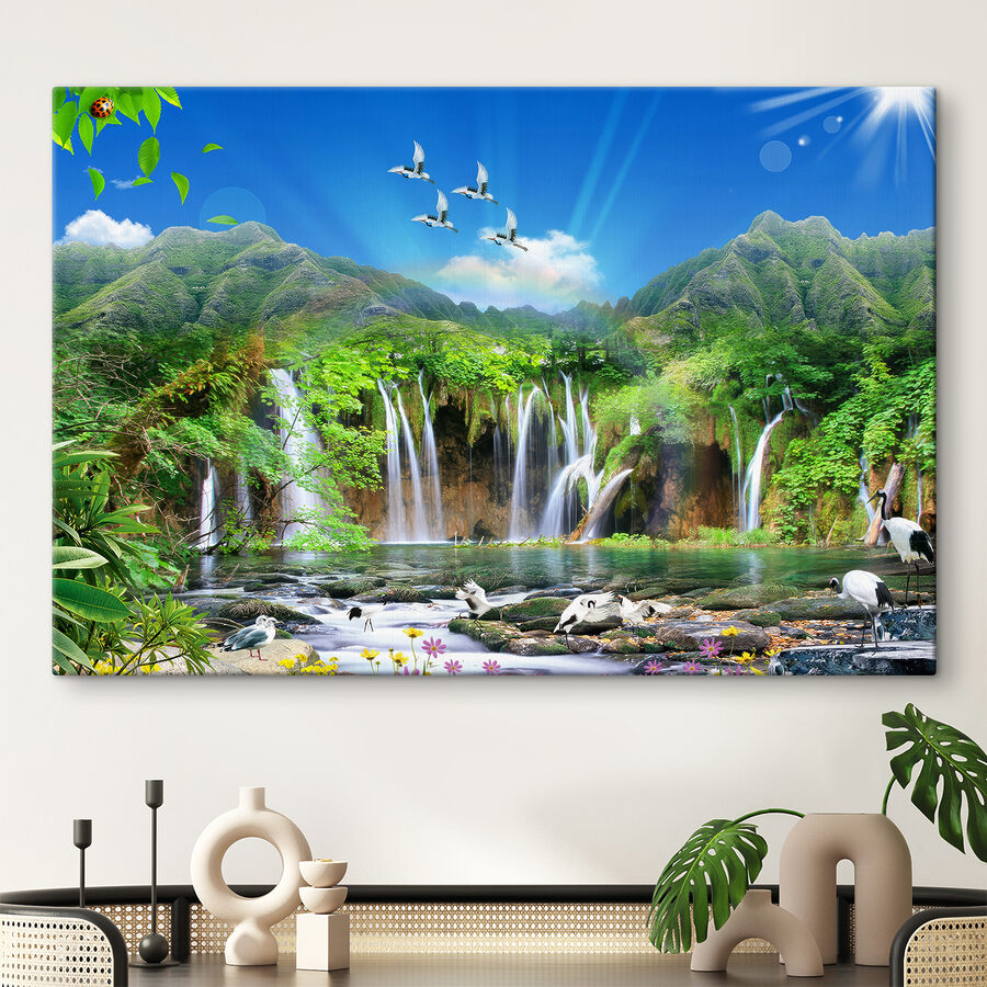 Une chute d'eau avec des oiseaux qui la survolent Une chute d'eau avec des oiseaux qui la survolent