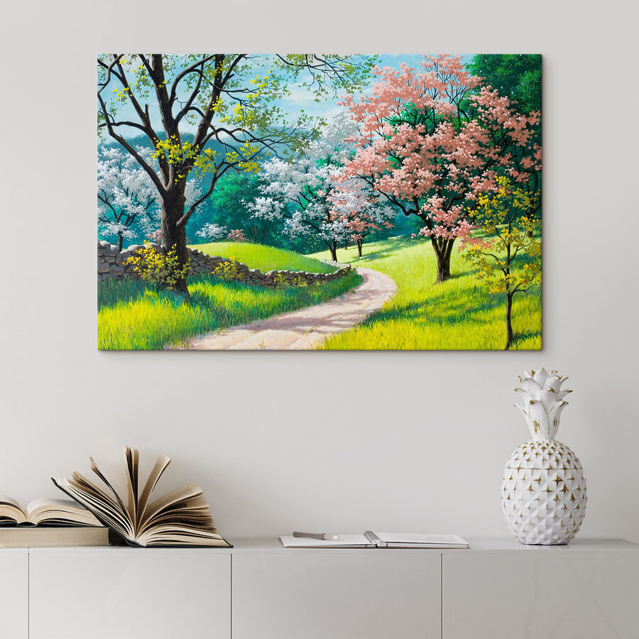 Un chemin de terre traversant un champ herbeux avec des arbres et un mur de pierre