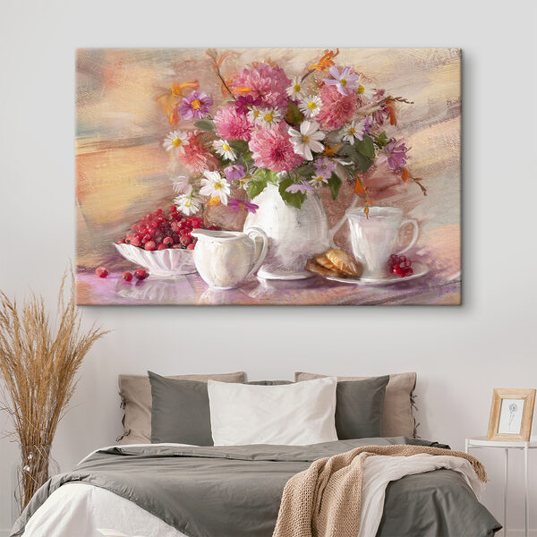 Une peinture de fleurs dans un vase et un bol de croissants Une peinture de fleurs dans un vase et un bol de croissants