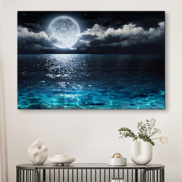 Une lune sur l'eau la nuit Une lune sur l'eau la nuit