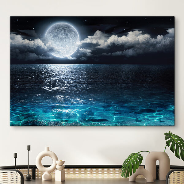 Une lune sur l'eau la nuit Une lune sur l'eau la nuit