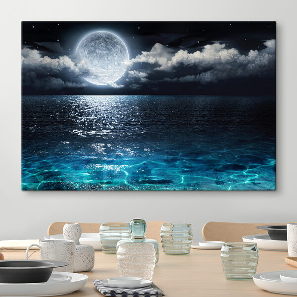 Une lune sur l'eau la nuit Une lune sur l'eau la nuit