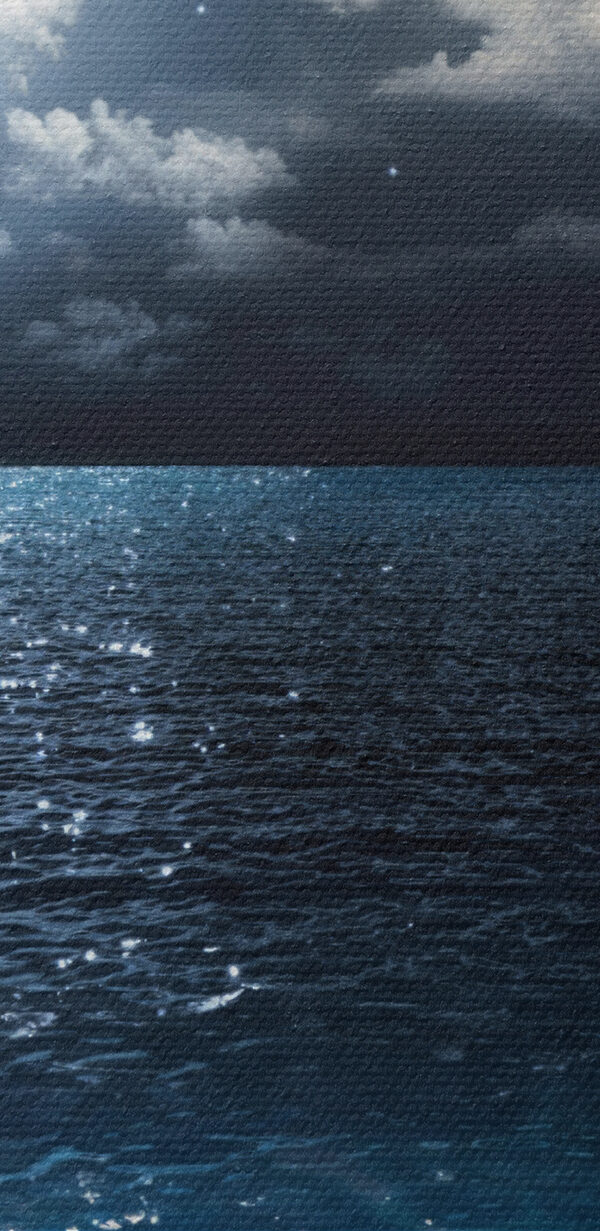 Une lune sur l'eau la nuit Une lune sur l'eau la nuit