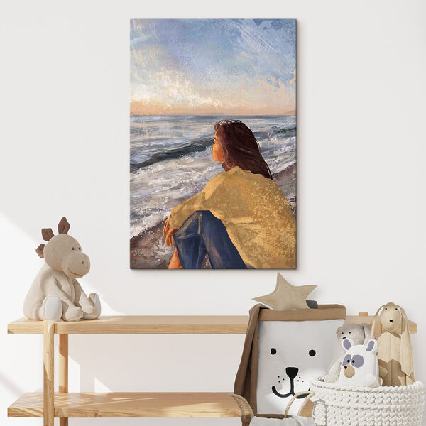 Une femme assise sur une plage regardant l'océan Une femme assise sur une plage regardant l'océan