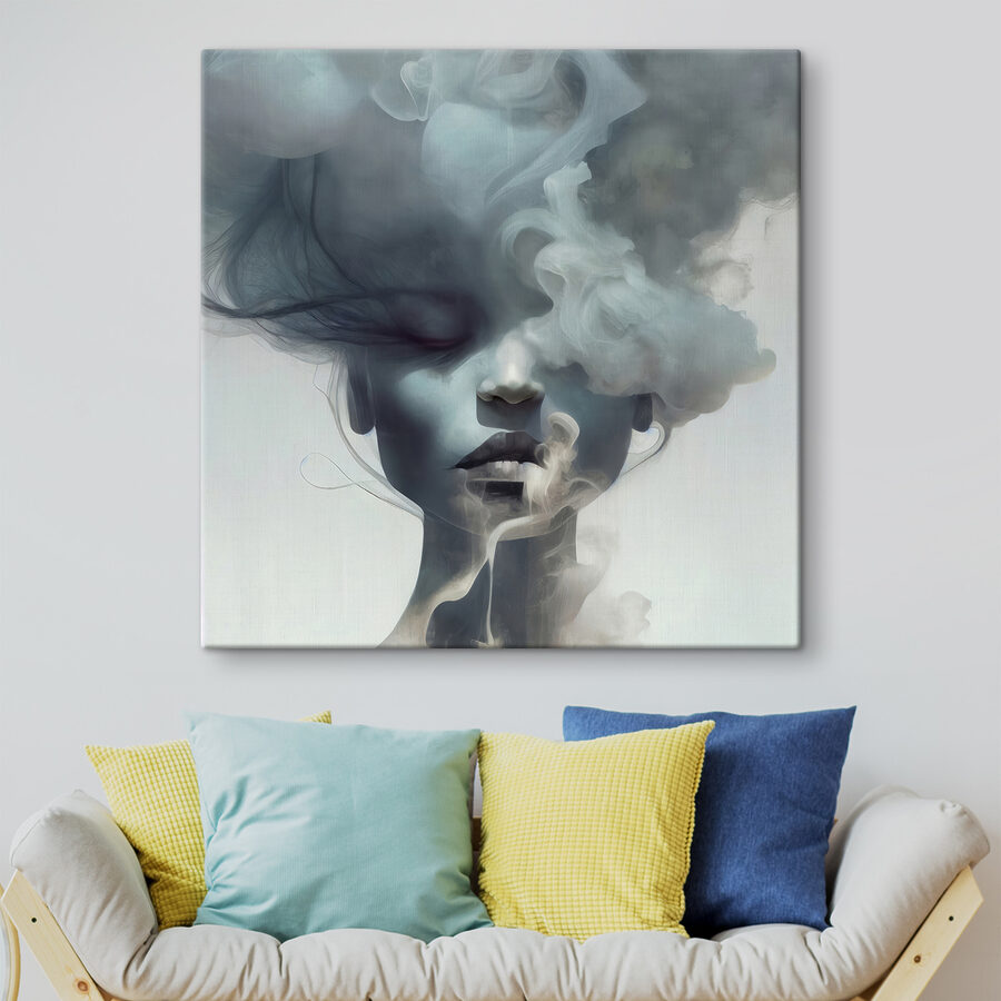 Une femme avec de la fumée dans les cheveux