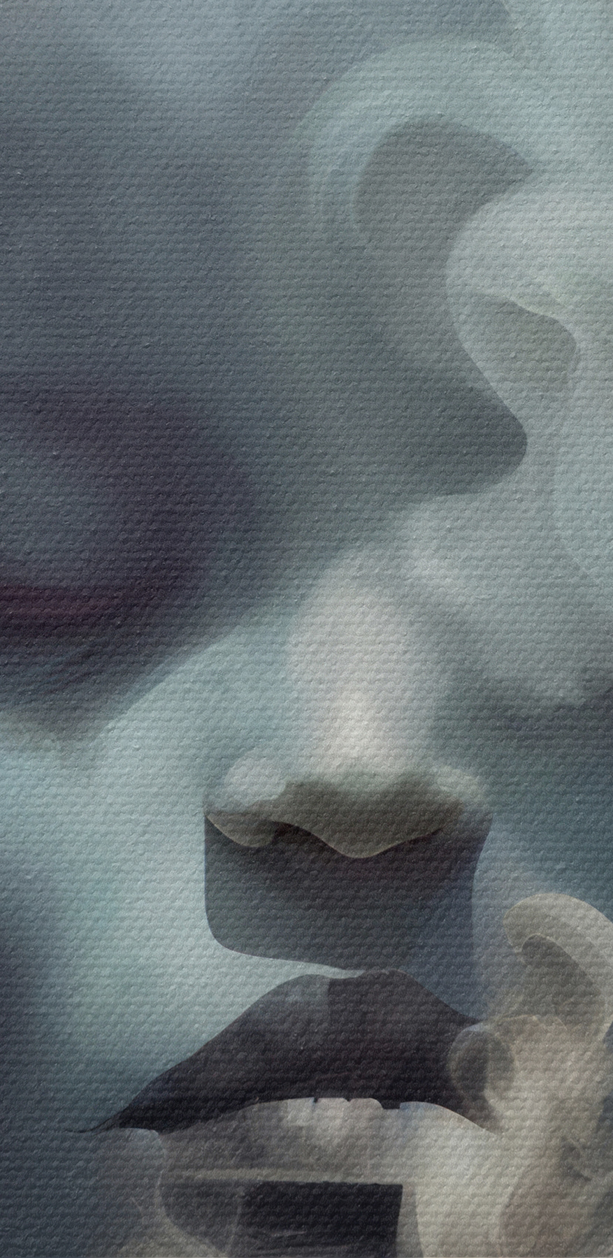 Une femme avec de la fumée dans les cheveux
