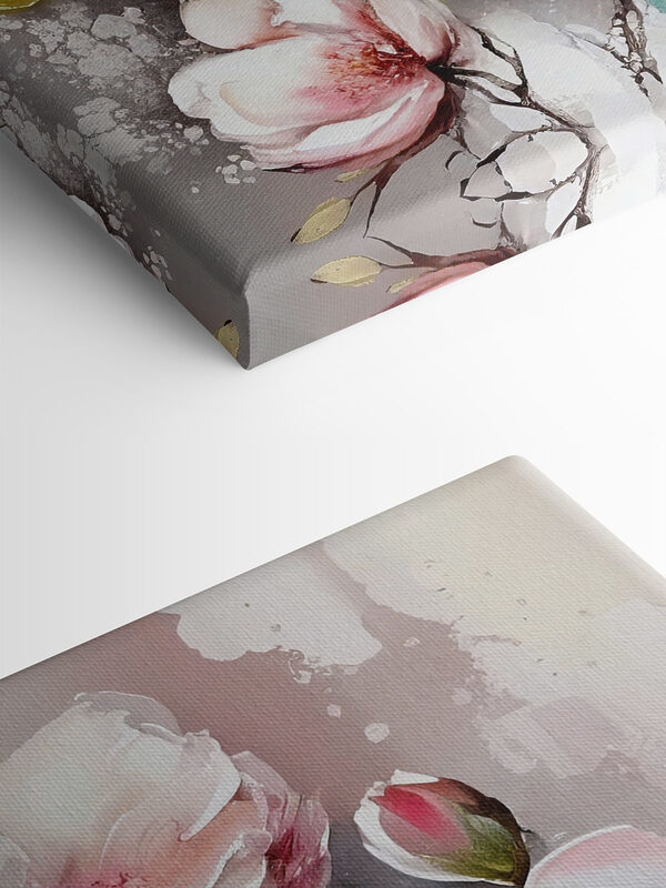 Une peinture de fleurs sur une surface blanche Une peinture de fleurs sur une surface blanche