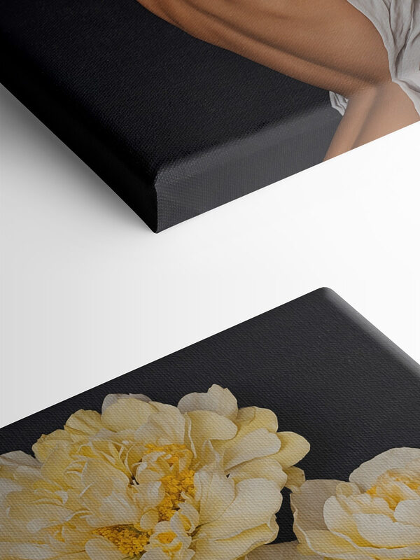 Une femme avec des fleurs sur la tête Une femme avec des fleurs sur la tête