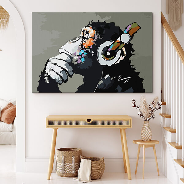 Dessin humoristique d'un singe tenant un casque d'écoute Dessin humoristique d'un singe tenant un casque d'écoute