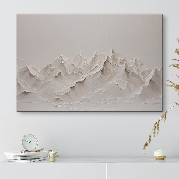 Une chaîne de montagnes blanche et enneigée Une chaîne de montagnes blanche et enneigée