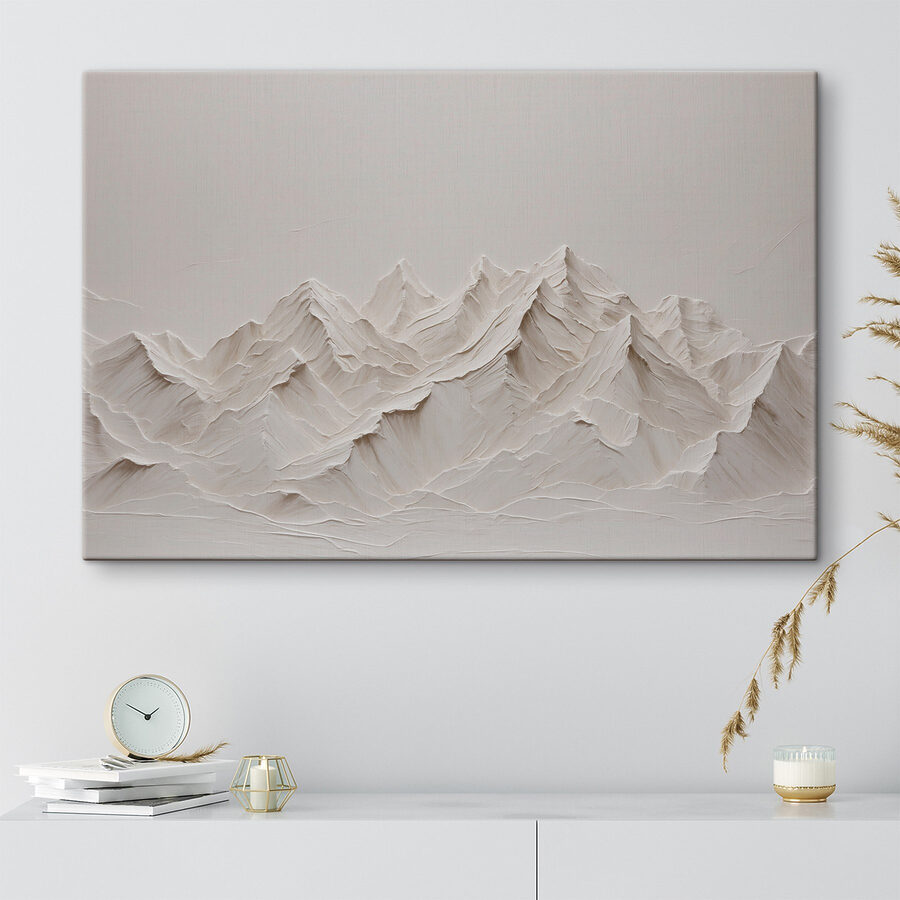 Une chaîne de montagnes blanche et enneigée
