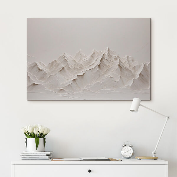 Une chaîne de montagnes blanche et enneigée Une chaîne de montagnes blanche et enneigée