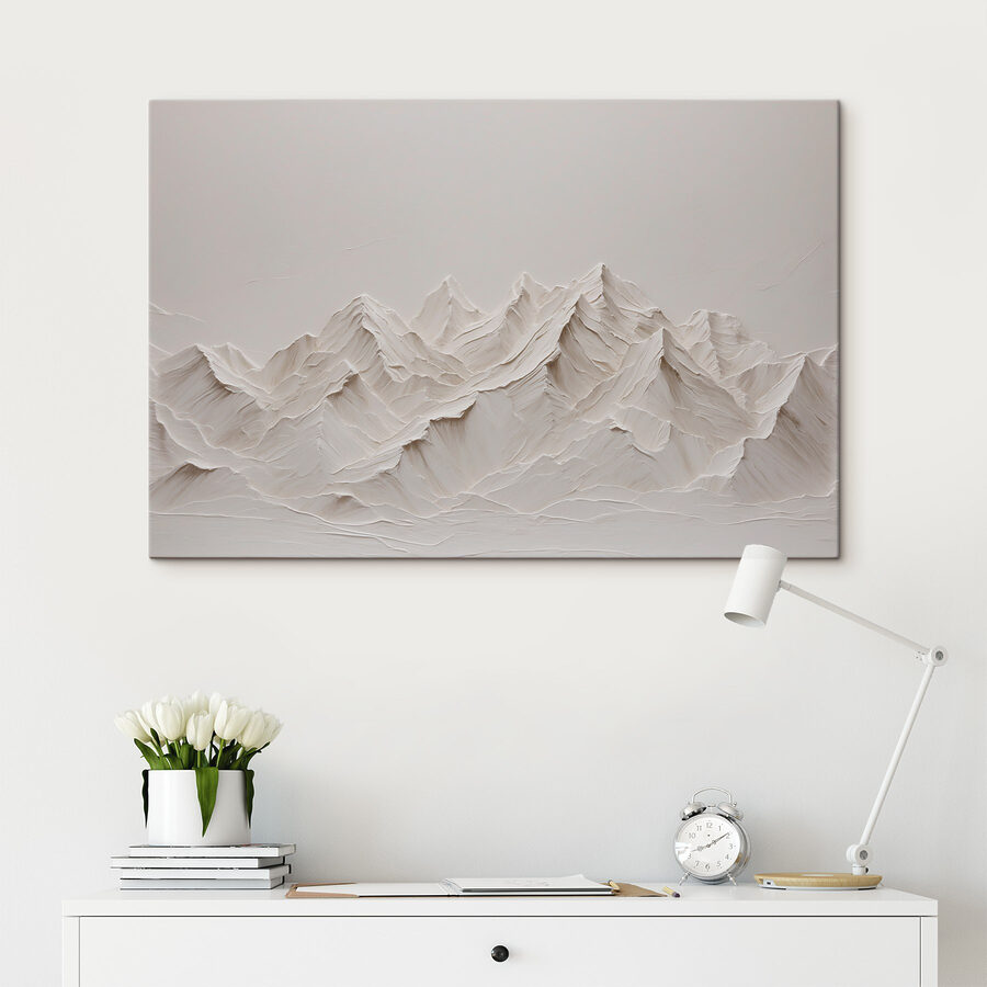 Une chaîne de montagnes blanche et enneigée