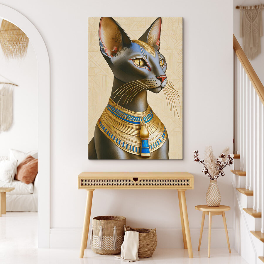 Chat majestueux paré d'un collier royal