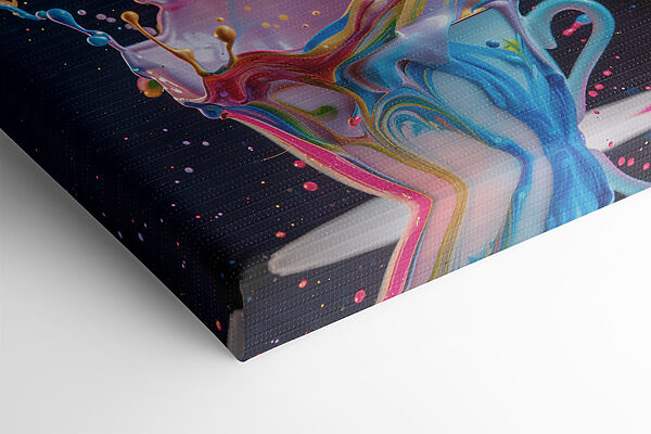 Un liquide coloré éclaboussant une tasse Un liquide coloré éclaboussant une tasse