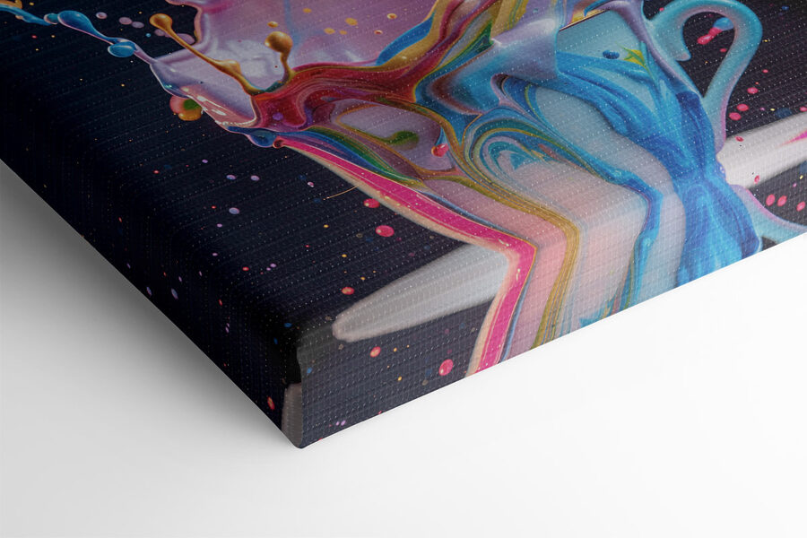 Un liquide coloré éclaboussant une tasse