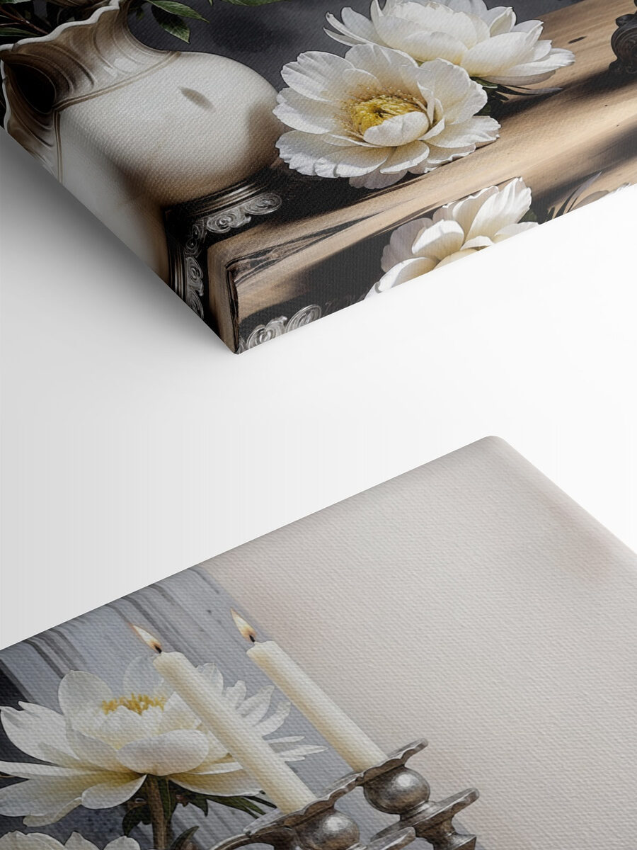 Un candélabre en argent avec des fleurs blanches Un candélabre en argent avec des fleurs blanches