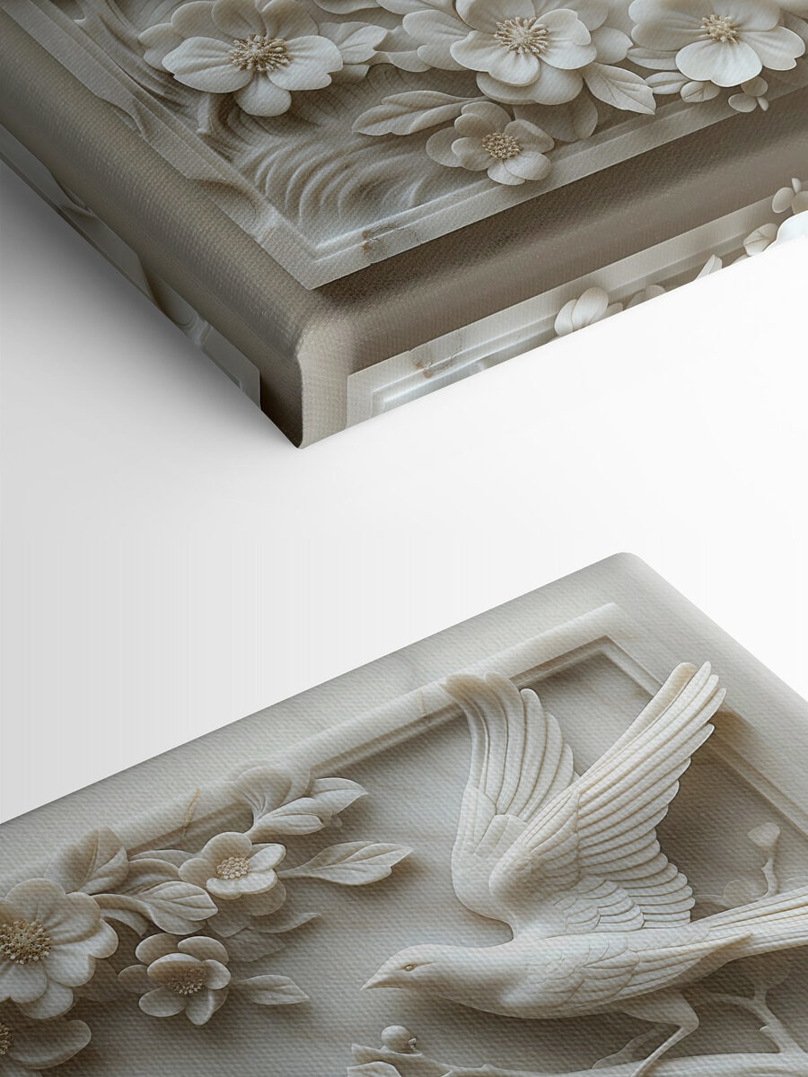 Sculpture blanche d'oiseaux et de fleurs