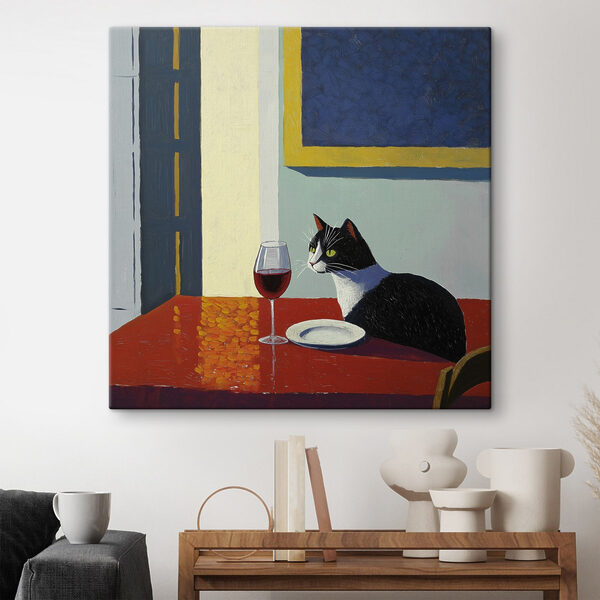 Chat assis à une table avec un plat et une assiette Chat assis à une table avec un plat et une assiette