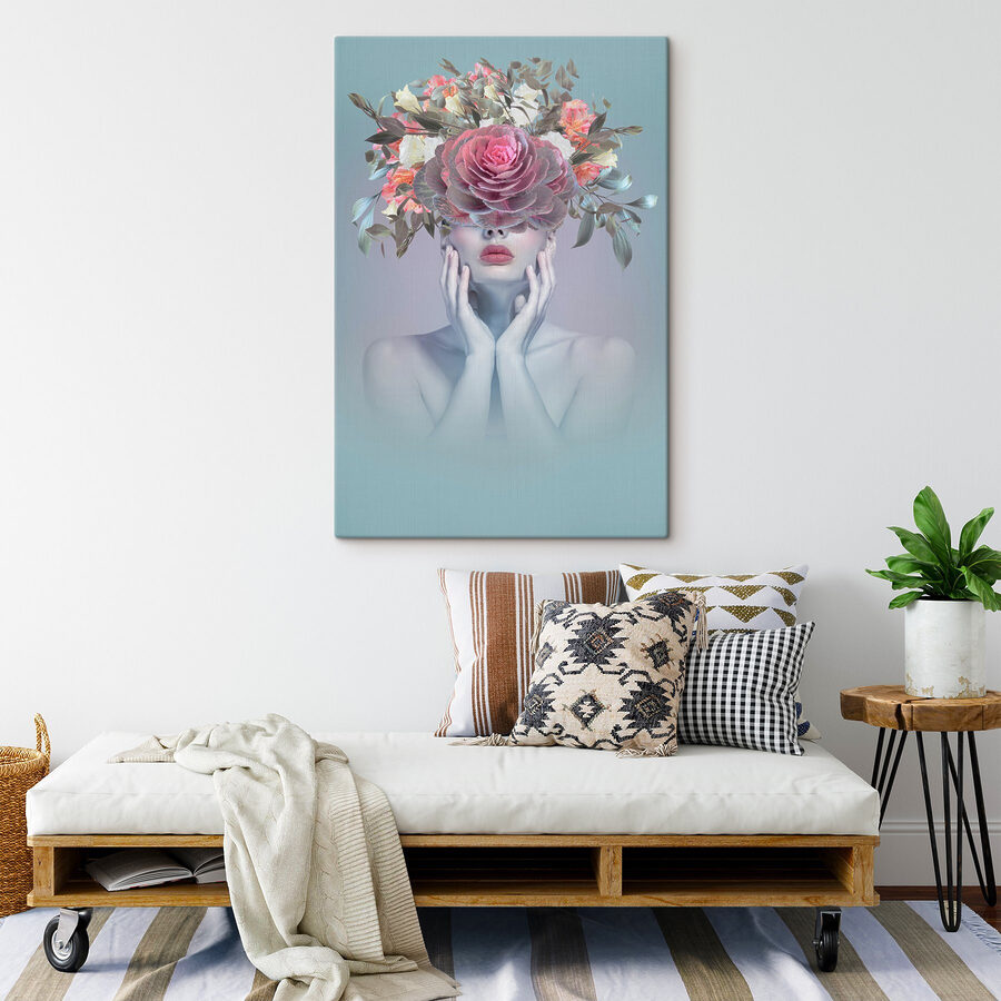 Une femme avec des fleurs sur la tête