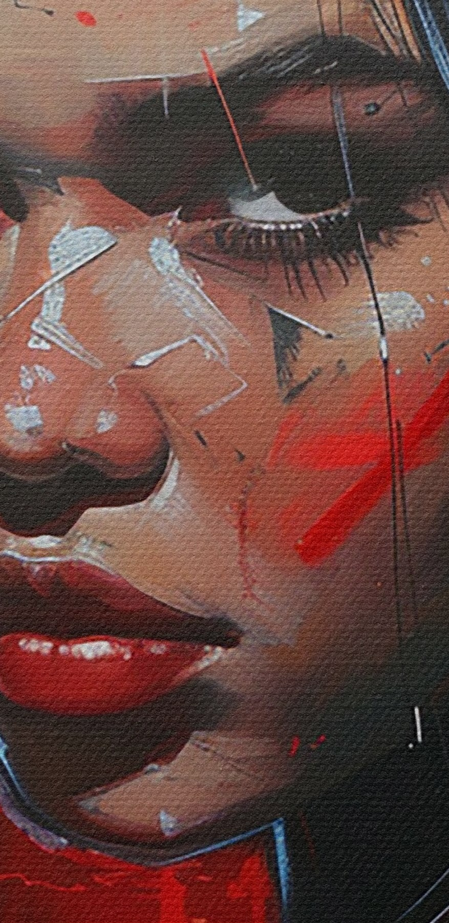 Peinture d'une femme avec de la peinture rouge